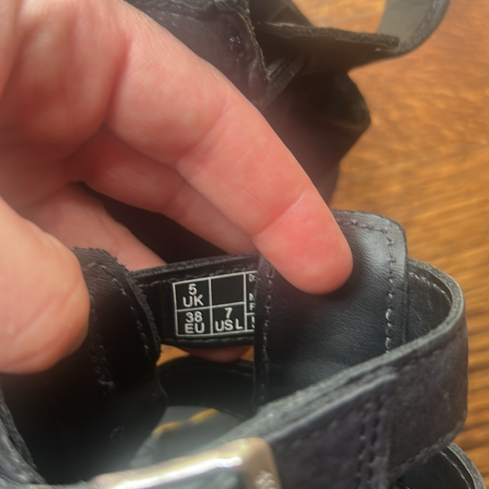 Dr. Marten’s gladiator sandal in mint condition size 7 - Picture 7 of 7